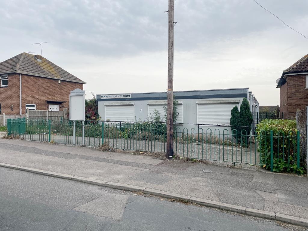 Lot: 128 - FORMER COMMUNITY CENTRE WITH POTENTIAL - Front of the building alternative view
